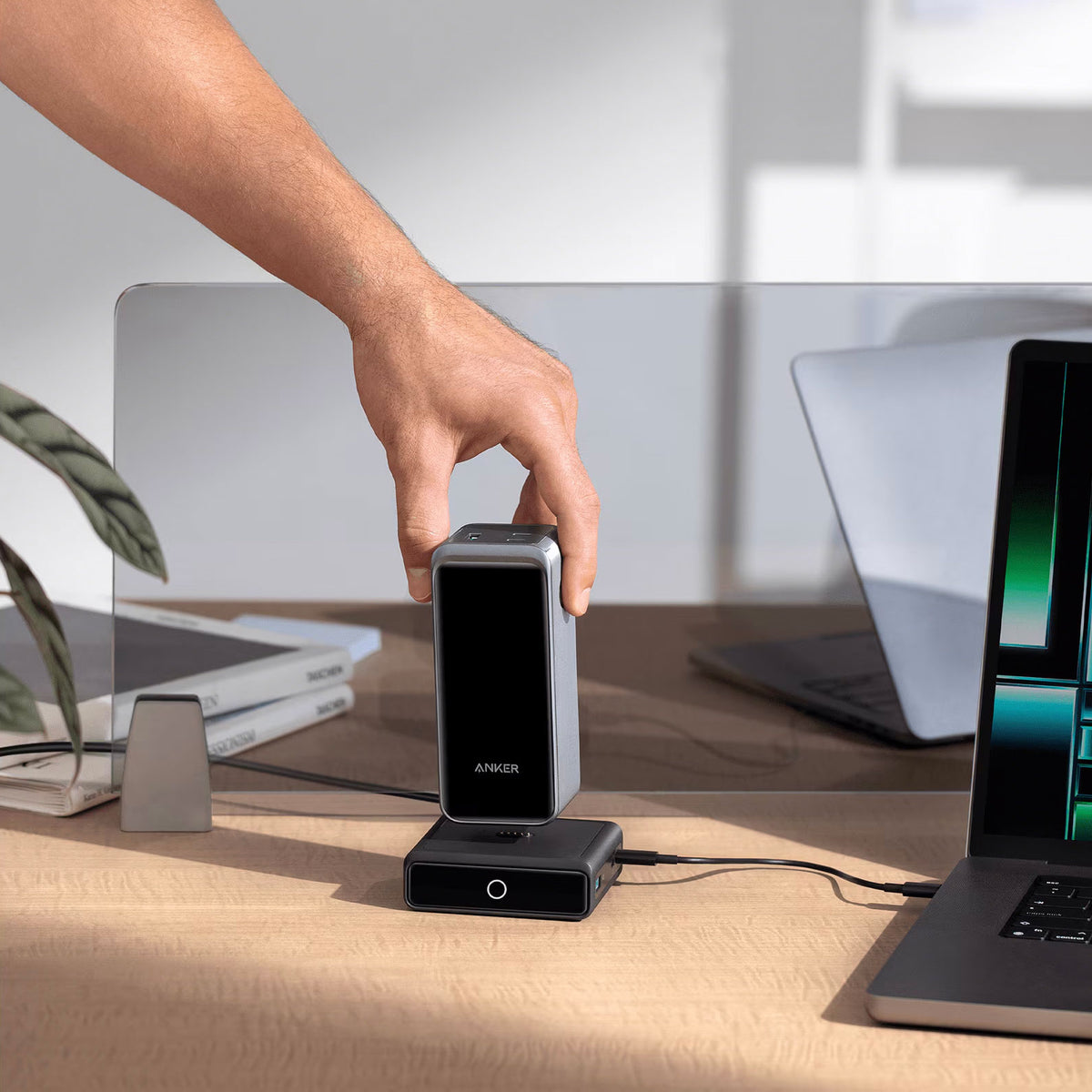 Incarcator Statie Anker pentru baterie externa Prime, 100W, 5A, 1 x Pogo Pin - 1 x USB-C - 2 x USB-A, Negru A1902311