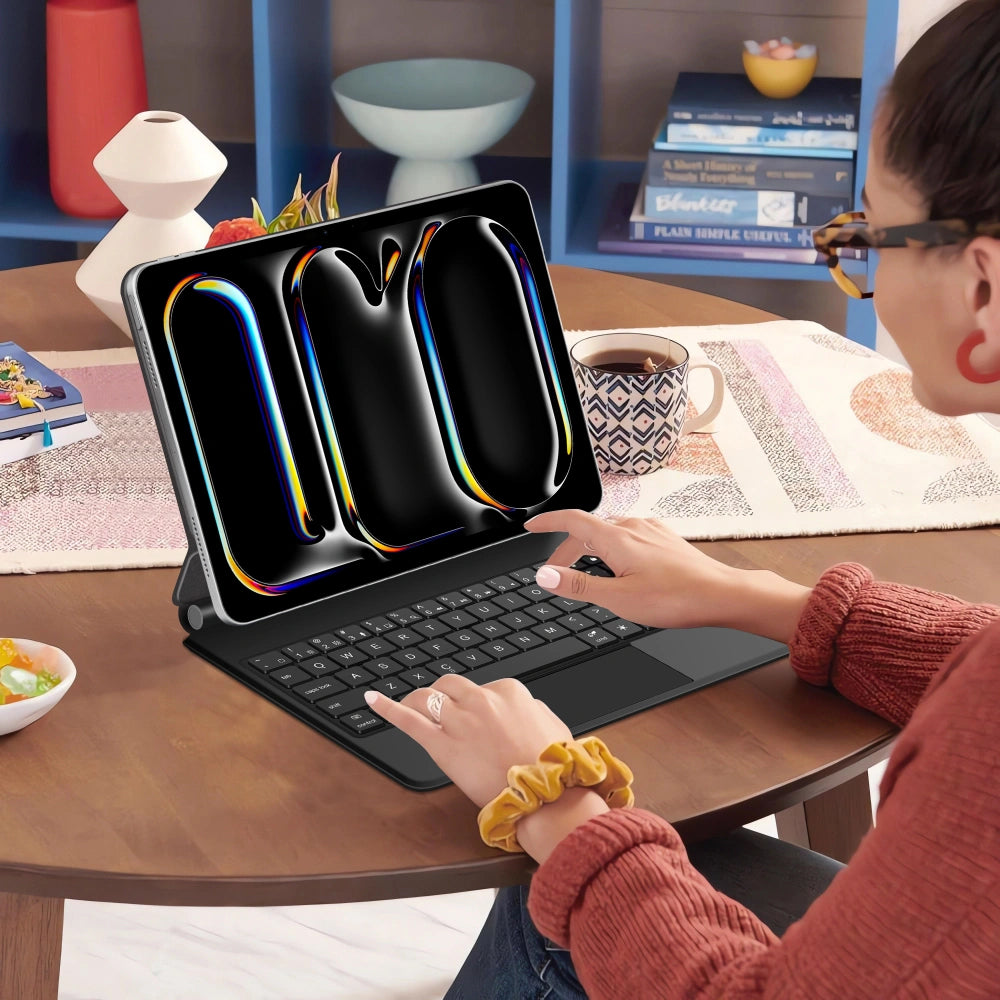 Husa Cu Tastatura pentru Apple iPad Pro 13 (2025) / (2024), Tech-Protect, SmartCase Magnetic, Neagra