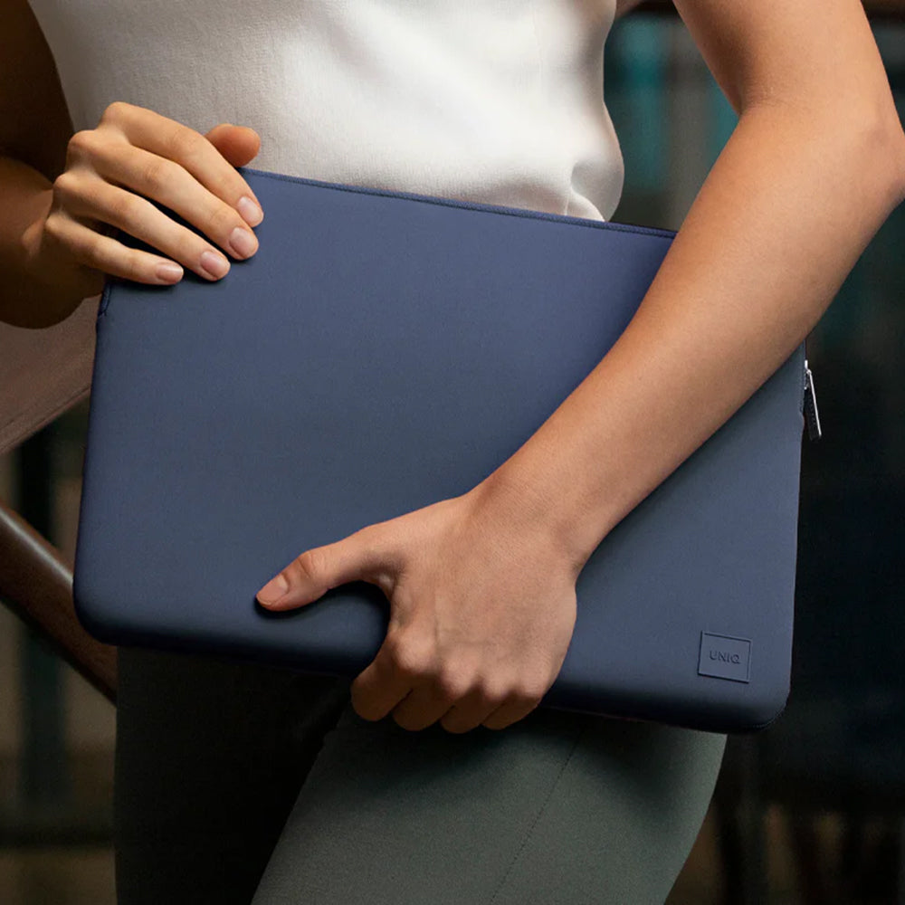 Husa UNIQ Cyprus pentru Laptop max. 14inch, Bleumarin